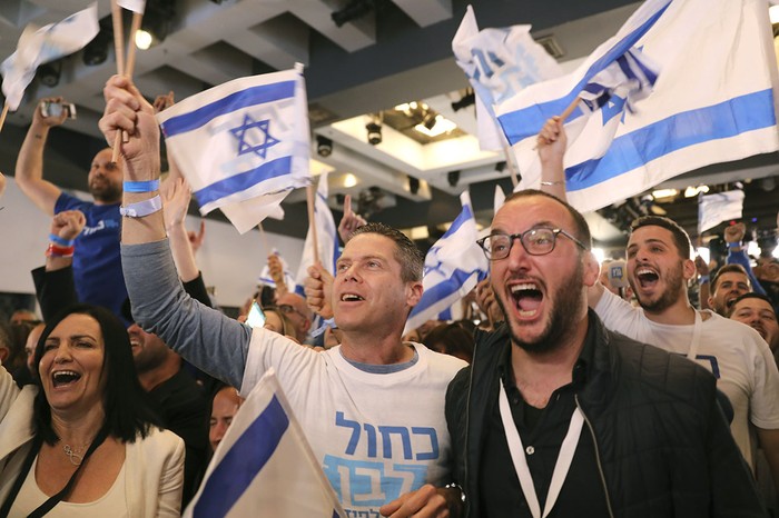 Partidarios de la alianza política Azul y Blanca, después de ver una encuesta televisiva en la sede de la alianza, ayer, en Tel Aviv. 

 · Foto: Gali Tibbon, AFP