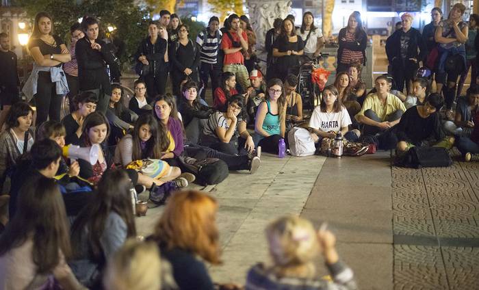 Alerta feminista en plaza Cagancha, el 1 de abril.  · Foto: Santiago Mazzarovich