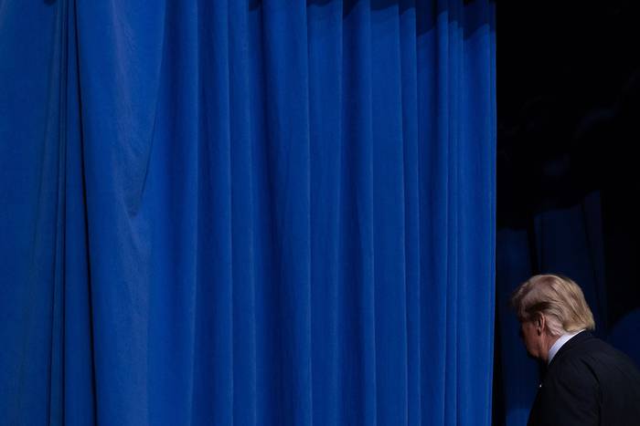 Donald Trump, se retira después de hablar durante un mitin de Make America Great Again, el sábado, en Green Bay, Wisconsin. · Foto: Saul Loeb, AFP
