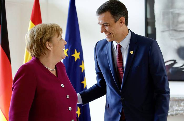 Angela Merkel, canciller alemana, y Pedro Sánchez, jefe del gobierno español, durante una reunión en el marco de la cumbre de la Unión Europea en Bruselas.

 · Foto: Olivier Matthys, AFP