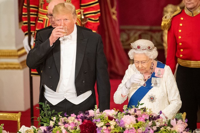 La reina británica Elizabeth II, y Donald Trump, presidente de los Estados Unidos, ayer, durante un banquete en el Palacio de Buckingham en el centro de Londres.
 · Foto: Dominic Lipinski, AFP