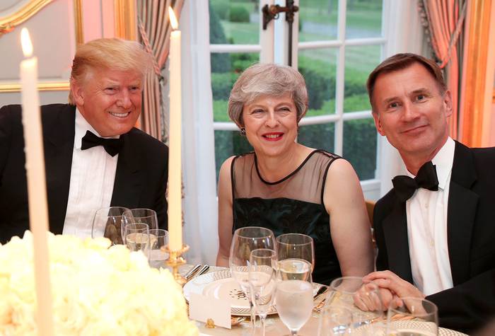 El presidente de los Estados Unidos, Donald Trump, la primera ministra de Gran Bretaña, Theresa May y el ministro de Relaciones Exteriores de Gran Bretaña, Jeremy Hunt, durante una cena en Winfield House, la residencia del embajador de los Estados Unidos, en Londres.

 · Foto: chris Jackson, AFP