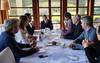 El presidente argentino Mauricio Macri (c) durante una reunión con el ministro de Economía, Hernán Lacunza (d), y otros gobernantes, ayer, en Los Polvorines, Buenos Aires. El presidente argentino Mauricio Macri (c) durante una reunión con el ministro de Economía, Hernán Lacunza (d), y otros gobernantes, ayer, en Los Polvorines, Buenos Aires.