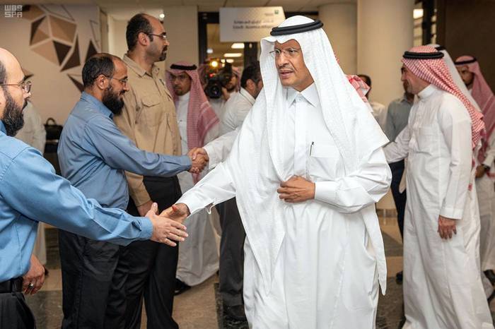 El ministro de Energía de Arabia Saudita, el Príncipe Abdulaziz bin Salman (c) visita una instalación de Aramco en Abqaiq, Arabia Saudita. Foto: EFE