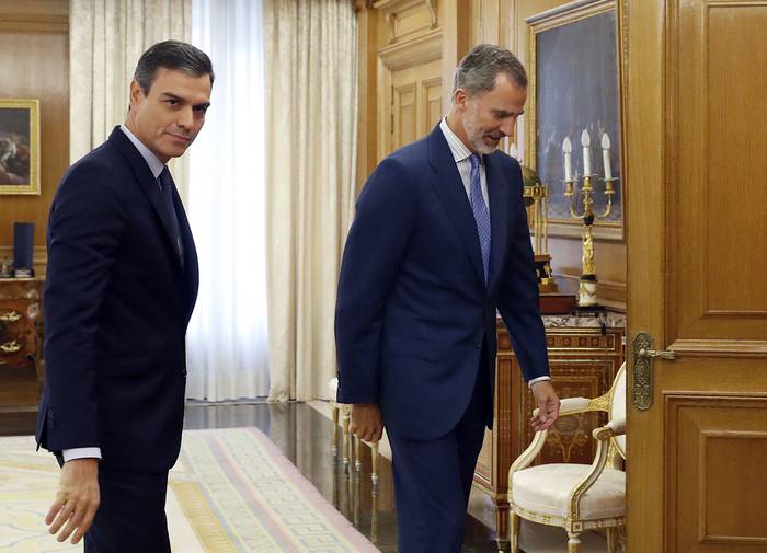Pedro Sánchez y el rey Felipe de España en el Palacio de la Zarzuela, en Madrid, el 16 de setiembre.
 · Foto: Andrés Ballesteros, AFP