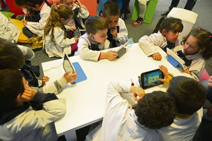 Actividad con ceibalitas en las oficinas del Plan Ceibal. Foto: Santiago Mazzarovich (archivo, octubre de 2015)