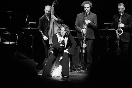 Elena Roger y el sexteto Escalandrum, en el teatro Solís. / Foto: Iván Franco (archivo, noviembre de 2017) Elena Roger y el sexteto Escalandrum, en el teatro Solís. / Foto: Iván Franco (archivo, noviembre de 2017)