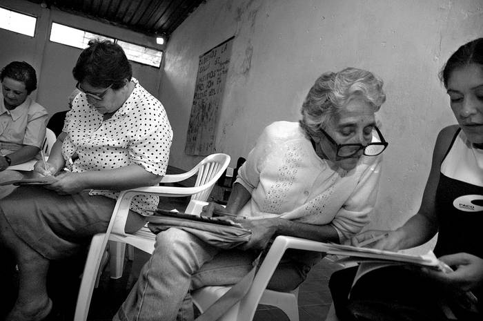 Beneficiarios del Plan de Emergencia del  Ministerio de Desarrollo Social, durante un taller de lectura, en el marco del plan Rutas de Salida. (archivo, marzo de 2006) · Foto: Ricardo Antúnez