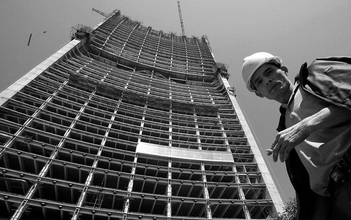 Torre Pearl River Tower en construcción en el nuevo distrito financiero central de Guangzhou. La torre, de la firma de arquitectura estadounidense Skidmore, Owings & Merril, está diseñada siguiendo principios medioambientales. El edificio está ligeramente curvado para aprovechar el aire. · Foto: Alex Hofford