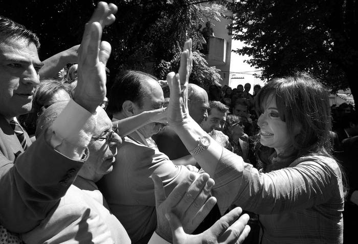 Cristina Fernández saluda durante un acto público en el sur de Buenos Aires. · Foto: Césaro De Luca