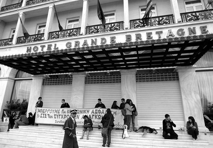 Personal en huelga del hotel Grande Bretagne bloquea el acceso al edificio, en el centro de Atenas, ayer, miércoles.  · Foto: Efe, Orestis Panagiotou