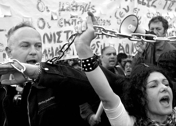 Manifestantes durante una concentración cerca de la sede del Parlamento en Atenas. Los asistentes protestan contra la petición del gobierno griego para activar los planes de recuperación que han ideado el Fondo Monetario Internacional y la Unión Europea.  · Foto: Efe, Orestis Panagiotou