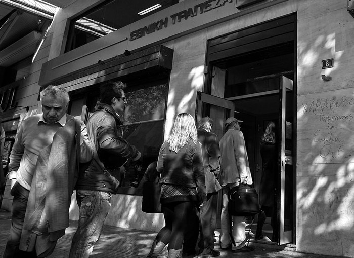 Personas hacen cola en una sucursal del Banco Nacional de Grecia, ayer, en Atenas.  · Foto: Efe, Simela Pantzartzi