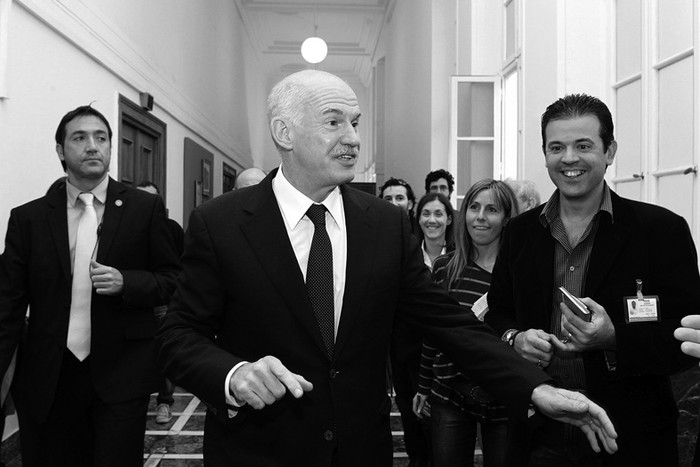 El primer ministro de Grecia, Giorgos Papandreu, a su llegada a una reunión con su grupo parlamentario, en Atenas.
 · Foto: Efe, Pantelis Saitas