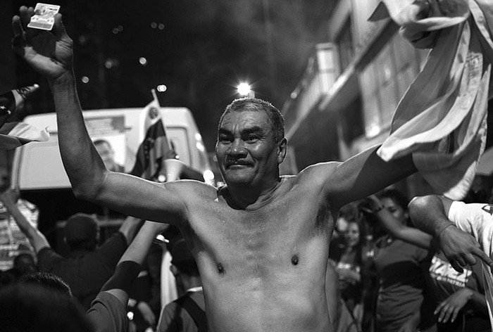 Partidarios de Hugo Chávez durante los festejos por el el triunfo electoral del presidente de Venezuela, cerca al palacio de Miraflores, en Caracas.  · Foto: David Fernández, Efe