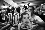 Familiares de las víctimas de la masacre de Trelew, ayer en Comodoro Rivadavia, Argentina, durante la audiencia en la que se dió a conocer el fallo que condenó a cadena perpetua a tres marinos implicados en el asesinato de 16 guerrilleros detenidos en una base militar en agosto de 1972. 