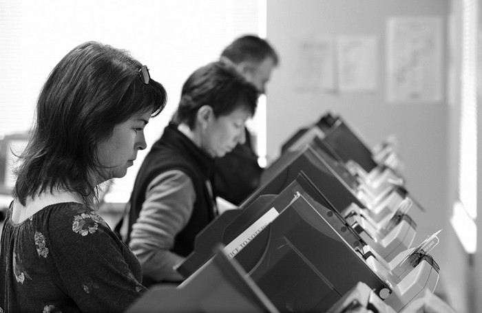 Estadounidenses ejercen su derecho al voto adelantado para las elecciones generales en una biblioteca de Johns Creek, Georgia, el viernes.  · Foto:  Erik S Lesser, Efe