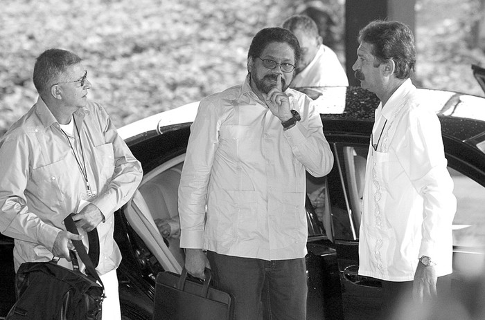 Ricardo Téllez, alias Rodrigo Granda, y Luciano Marín Arango, alias Iván Márquez, número dos de las Fuerzas Armadas Revolucionarias
de Colombia (FARC), conversan con un funcionario cubano ayer, al llegar al Palacio de las Convenciones de La Habana.
 · Foto: Alejandro Ernesto, Efe