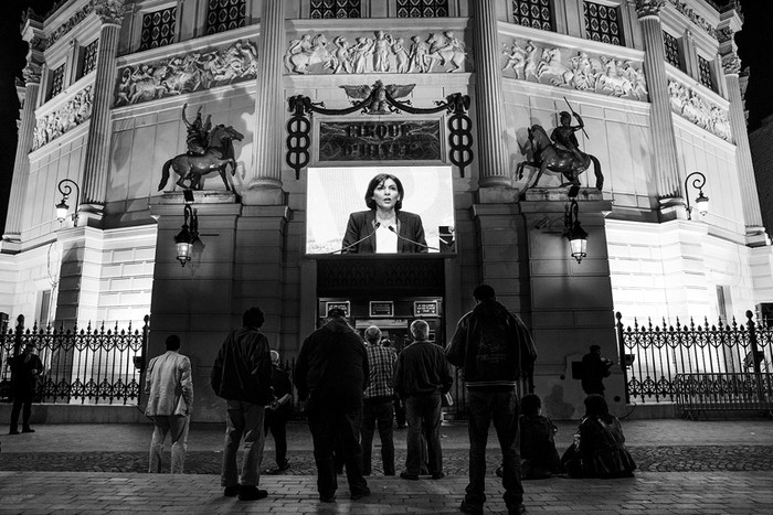 Un grupo de ciudadanos sigue mediante pantalla gigante un discurso de la candidata del Partido Socialista Anne Hidalgo durante un acto de campaña para las elecciones municipales de París 2014, en el centro de espectáculos Cirque D´Hiver de la capital francesa. / Foto: Yoan Valat, Efe
