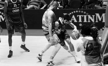 Noé Alonso Chávez, de Halcones de México, y Leandro García Morales, de Aguada, durante el partido por el tercer puesto de la Liga de las Américas 2014 Final Four, el sábado en Río de Janeiro (Brasil). / Foto: Samuel Vélez, Fibaaméricas Noé Alonso Chávez, de Halcones de México, y Leandro García Morales, de Aguada, durante el partido por el tercer puesto de la Liga de las Américas 2014 Final Four, el sábado en Río de Janeiro (Brasil). / Foto: Samuel Vélez, Fibaaméricas