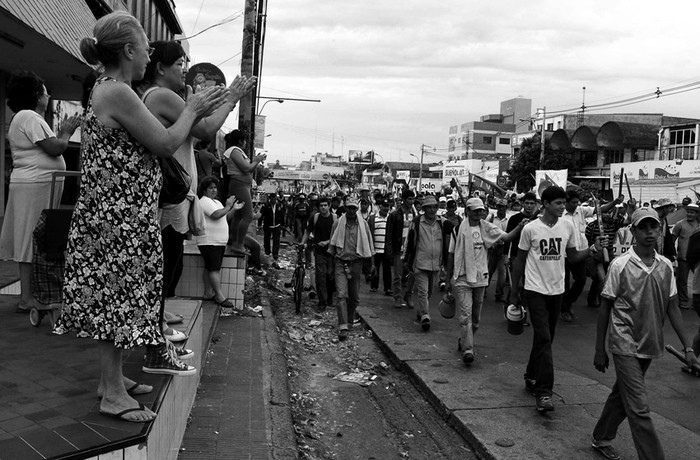 Mujeres apoyan a un grupo de campesinos que participan en una marcha por las calles de Asunción (Paraguay), ayer, durante la jornada de huelga general convocada contra la política económica del gobierno del presidente Horacio Cartes. / Foto: Andrés Cristaldo, Efe