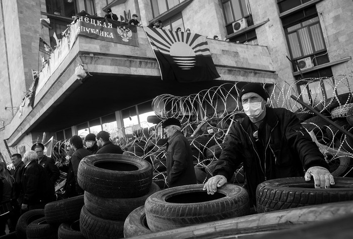 Manifestantes pro rusos ayer junto a una barricada frente a un edificio ocupado de la administración regional en Donetsk (Ucrania). Los manifestantes ya controlan cinco sedes administrativas del Estado en las tres principales ciudades del este rusoparlante ucraniano. / Foto: Roman Pilipey, Efe.