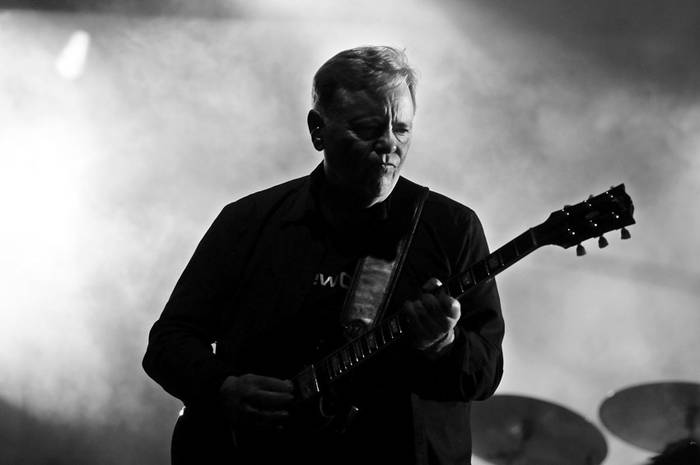 Bernard Sumner, de New Order, durante el concierto en el Teatro de Verano, en el festival Rock N'Fall. / Foto: Nicolás Celaya