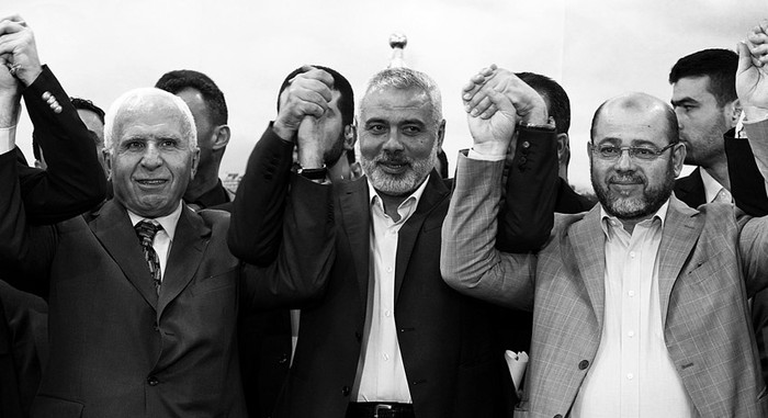 Azam al Ahmed, del movimiento nacionalista Fatah, Ismael Haniya, primer ministro y líder del movimiento islamista Hamas en Gaza, y Abu Marzuk, de la oficina política de Hamas, ayer, cuando presentaron el acuerdo de reconciliación en la Franja de Gaza. / Foto: Mohammed Saber, Efe.