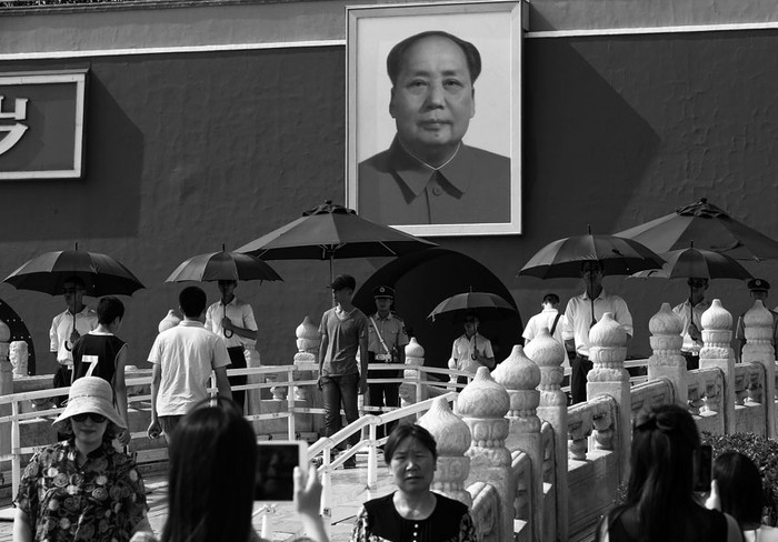  Policías chinos ayer, portando paraguas para cubrirse del sol en los alrededores de la plaza de Tiananmen en Pekín (China). / Foto: Rolex dela Ppena, Efe