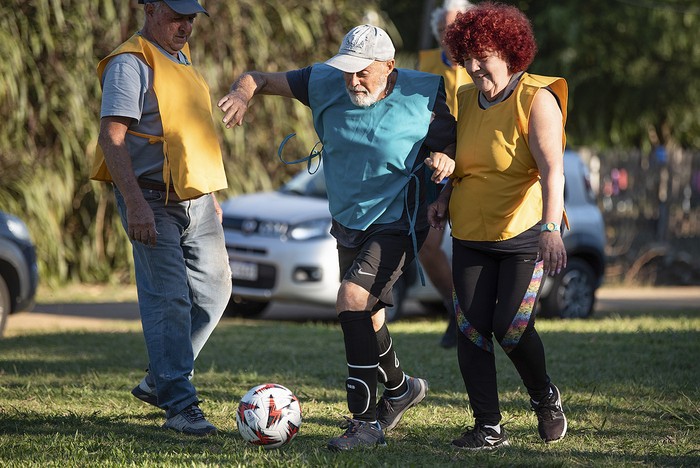 Partido de Futbol Caminando de integrantes de UNI 3, en Costa Azul Nuevo. · Foto: Gianni Schiaffarino
