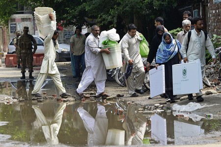 Oficiales electorales paquistaníes se retiran de un centro de distribución de materiales electorales en Lahore.
Afp · Foto: Arif Ali Oficiales electorales paquistaníes se retiran de un centro de distribución de materiales electorales en Lahore.
Afp · Foto: Arif Ali