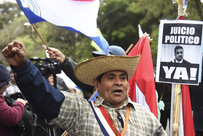
Manifestación contra el presidente de Paraguay, Mario Abdo Benítez, en Asunción, el lunes.
La oposición paraguaya solicitó un proceso de juicio político contra Abdo Benítez debido a la reciente firma de un acuerdo entre Brasil y Paraguay sobre energía derivada de la represa binacional de Itaipú que podría producir aumentos en los precios de la electricidad. 

 · Foto: Norberto Duarte, AFP