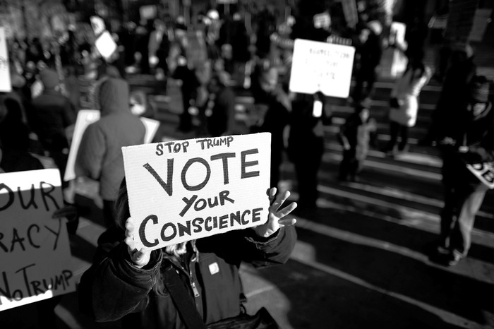 Opositores a Donald Trump frente al edificio del Capitolio de Pensilvania, donde los
electores deben emitir su voto. • foto: mark makela, getty images, afp