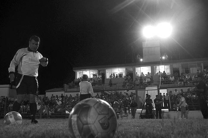 Instante previo al encuentro entre los seleccionados de Artigas y Bella Unión, en el estadio Matías González, de Artigas.  (archivo, enero de 2013) · Foto: Fernando Morán