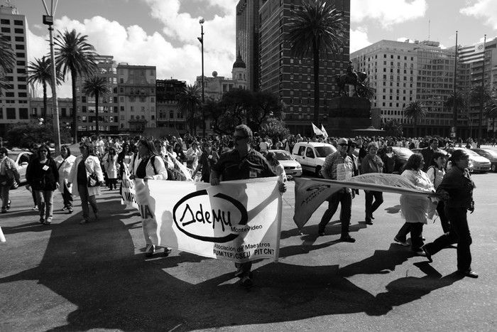 Movilización de maestros frente a la Torre Ejecutiva. · Foto: Pedro Rincón