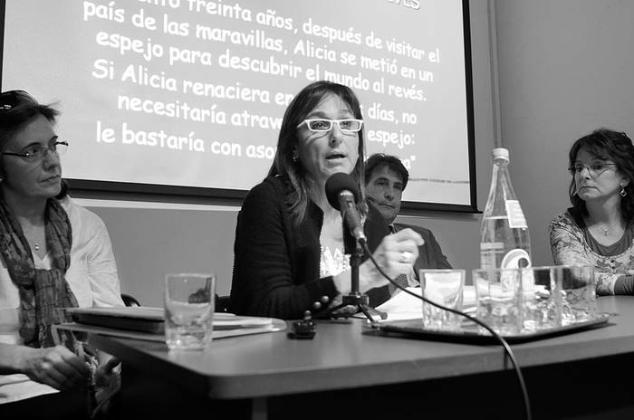 Analía Camiruaga, Alicia Deus, Eduardo Cavalli, Carina Bordes durante el coloquio sobre supuesto síndrome de alienación parental.  · Foto: Pablo Vignali