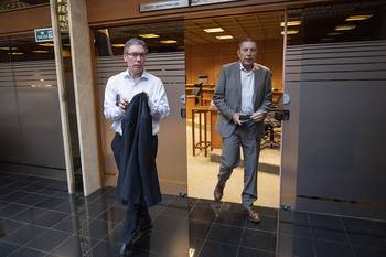 El subsecretario de Economía y Finanzas, Martín Vallcorba, y el ministro Gabriel Oddone durante un encuentro con la bancada del Frente Amplio, el 10 de marzo. · Foto: Alessandro Maradei
