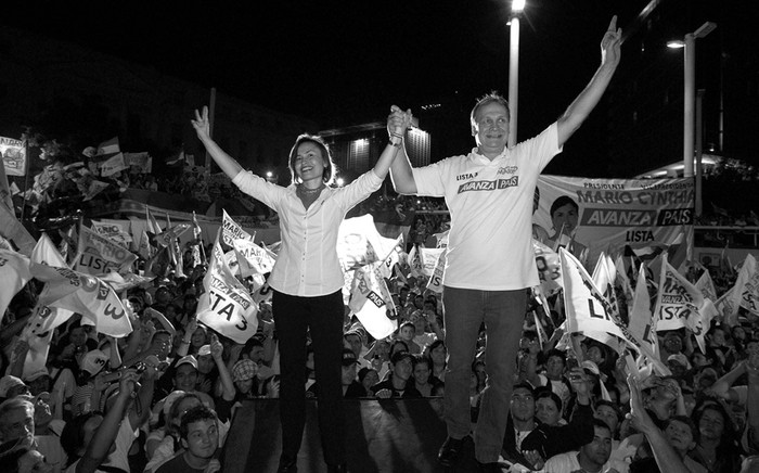 El candidato presidencial de la Concertación Avanza País, el ex presentador de televisión Mario Ferreiro, junto a su compañera de fórmula, la ex viceministra de Educación Cynthia Brizuela Speratti, durante el cierre de campaña en la Plaza de la Democracia, en Asunción. Ferreiro figura tercero en los sondeos para los comicios presidenciales que se celebrarán en Paraguay el domingo. · Foto: Andrés Cristaldo, Efe