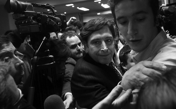 El candidato presidencial de la derechista Unión Demócrata Independiente, Laurence Golborne, ayer , tras anunciar que renuncia a su postulación en la sede del partido, en Santiago de Chile. · Foto: Felipe Trueba, Efe