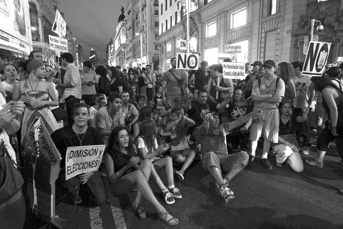 Manifestación en la Gran Vía, en Madrid, tras protestar en la sede del Partido Popular, para exigir la dimisión en bloque del gobierno que preside Mariano Rajoy por el caso Bárcenas.  · Foto:  Kote Rodrigo, Efe