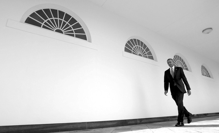 El presidente de Estados Unidos, Barack Obama, se dirige al inicio de su jornada al Despacho Oval, ayer en Washington.  · Foto: Win Mcnamee, Efe
