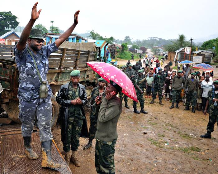 Ntabo Ntaberi de la milicia Mai Mai, el 24 de noviembre de 2011, durante un acto de campaña para el senado del Congo, en la localidad de Walikale, Kivu Norte. Foto: Stringer, Afp