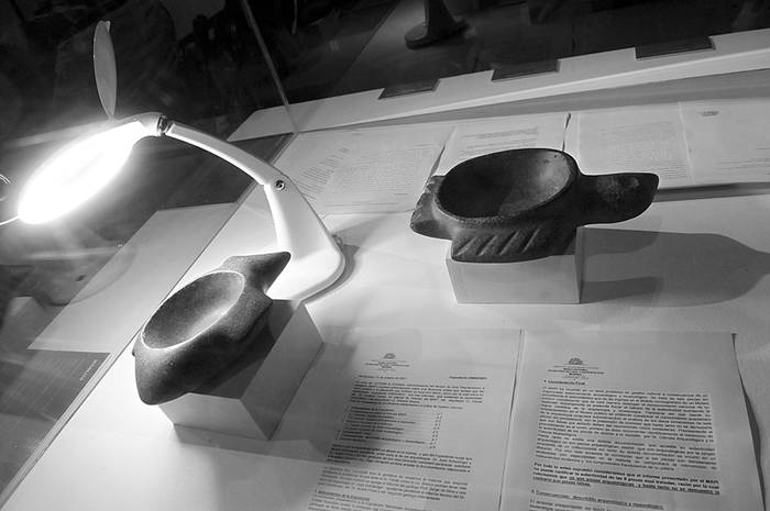 Ornitolito “cabeza ladeada” e ictiolito, dos piezas con baja probabilidad de autenticidad, expuestas en el Museo de Arte Precolombino e Indígena.  · Foto: Nicolás Celaya