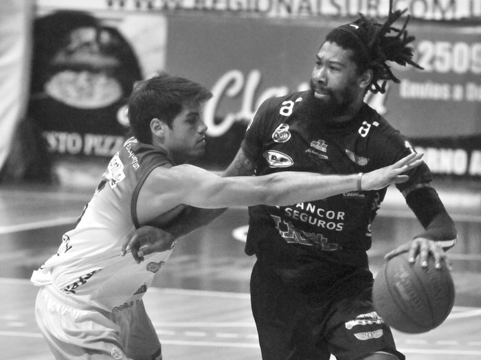 Felipe Lusich, de Unión Atlética, y Kile Lamonte, de Olimpia, anoche en el gimnasio de Larre Borges. • Foto: Federico Gutiérrez