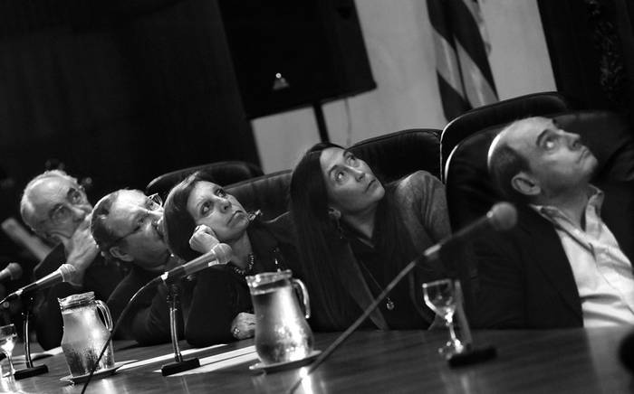 Hugo Achugar, Ricardo Ehrlich, Ana Olivera, Alicia Guglielmo y Héctor Guido, ayer, en el lanzamiento de la Feria del Libro. · Foto: Nicolás Celaya