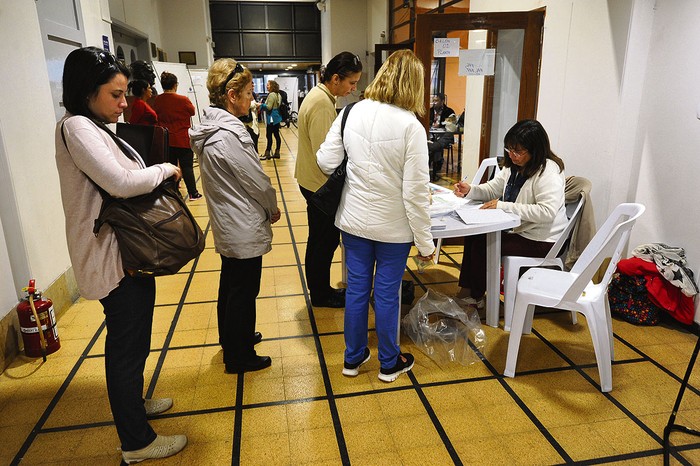 Votación en las elecciones universitarias, ayer, en la Facultad de Química. · Foto: Federico Gutiérrez