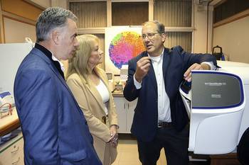 Yamandú Orsi y Carolina Cosse en el laboratorio de Genómica del IIBCE junto a José Sotelo. · Foto: Marcelo Casacuberta, IIBCE