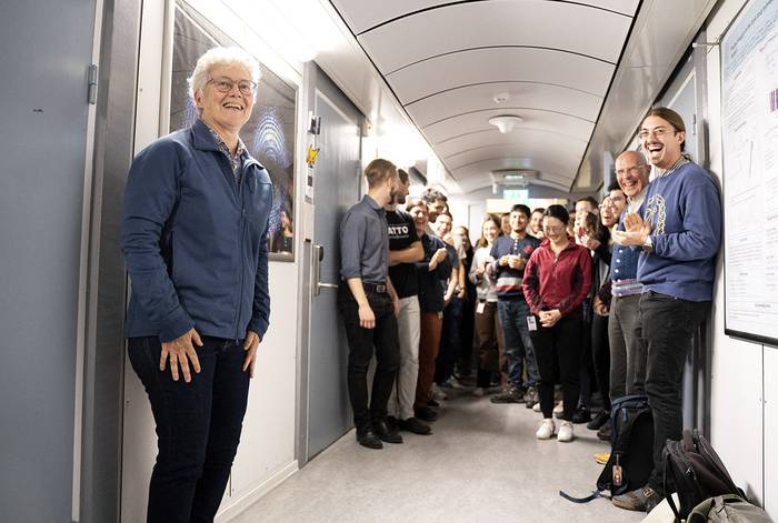 La física franco-sueca Anne L'Huillier, habla con periodistas en la Universidad de Lund, el 3 de octubre, en Lund, Suecia. · Foto: Ola Torkelsson, Agencia de Noticias TT, AFP