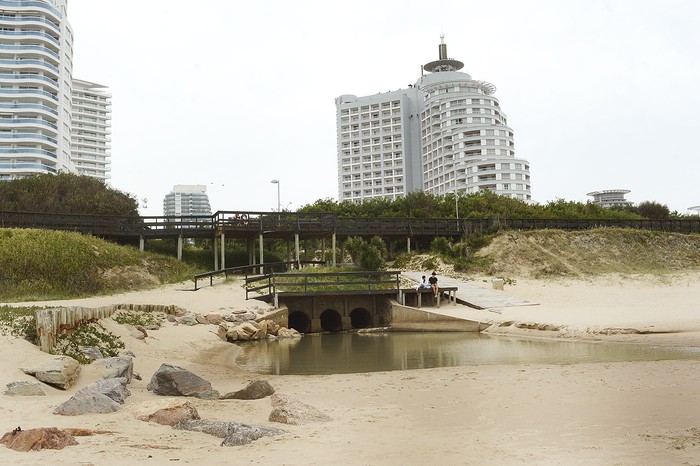 Cañada en la parada 4 de la playa Mansa, Punta del Este. · Foto: Virginia Martínez  Díaz