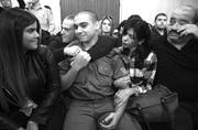 Elor Azaria, con sus padres y su novia, Orel, mientras aguarda el veredicto
en el tribunal militar de Tel Aviv. Foto:Heidi Levine, Afp